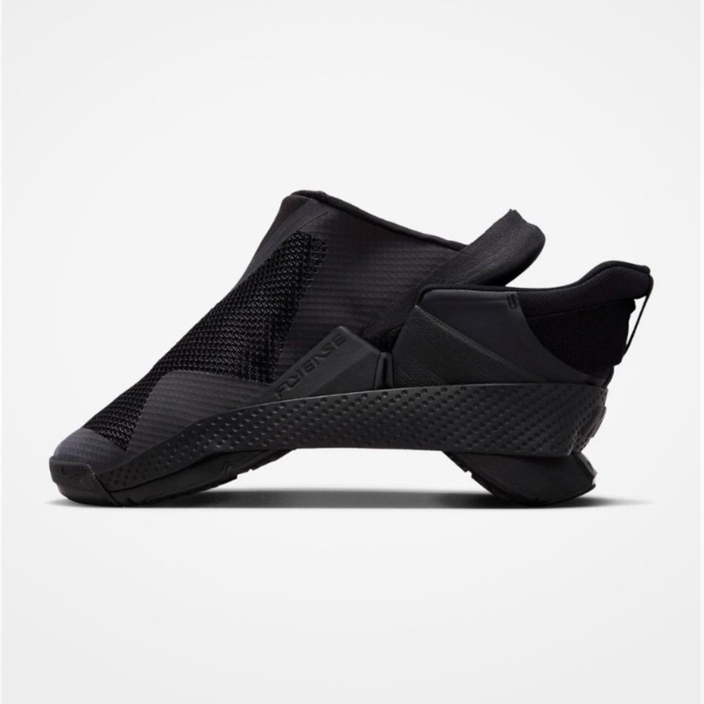 Nike Go FlyEase Triple Black Women’s 8/Men’s 6.5 Athletic Snickers